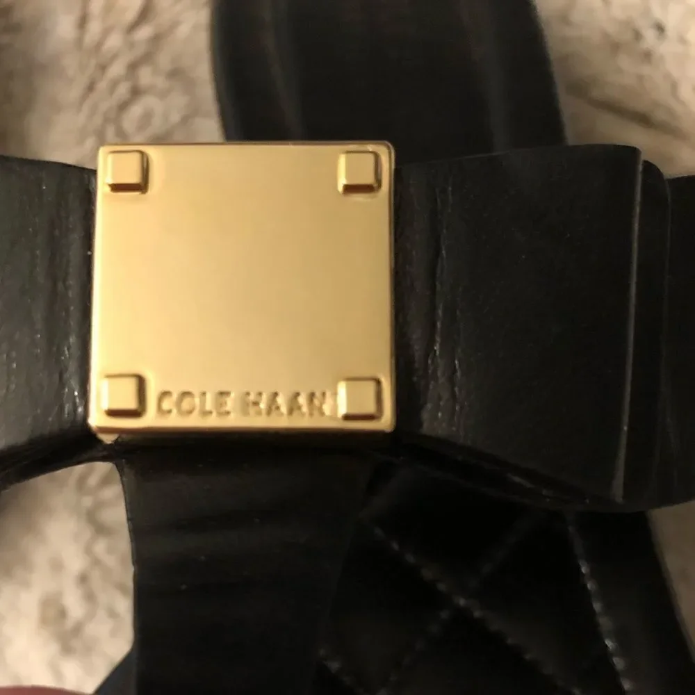 : : COLE HAAN OS GRAND Thong Sandals with Gold Tone Block Square Logo Detail : :